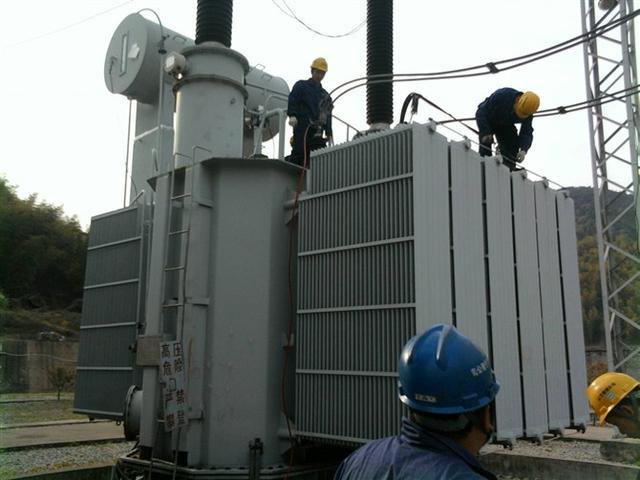 作業(yè)人員安全保護(hù)繩系在安全水平保護(hù)繩上，確保在變壓器本體上移動始終不會失去保護(hù)。