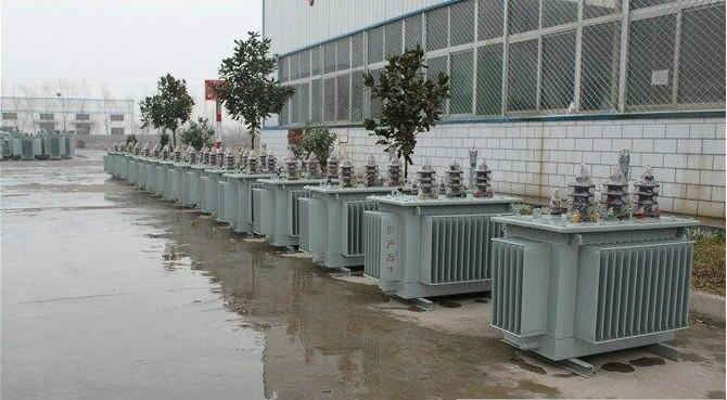油浸式變壓器的保養(yǎng)如何去做？預(yù)防滲漏油：油浸式變壓器在油箱內(nèi)充滿變壓器油，裝配中依靠緊固件對耐油橡膠元件加壓而密封。